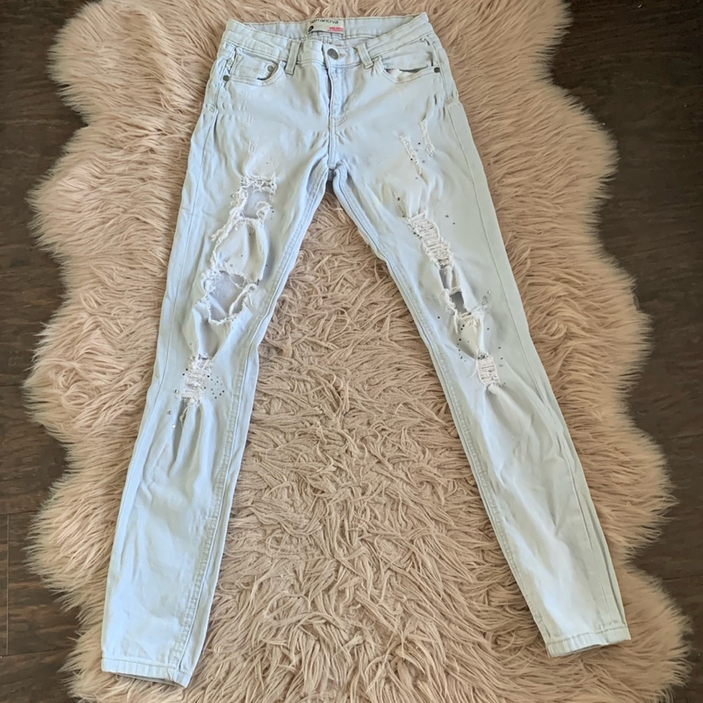 Terranova Women’s Light Wash Ripped Jeans